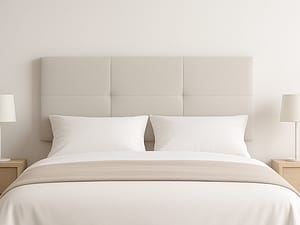 Cabecero de cama modelo CÁDIZ en tela NIDO 5 crudo suave, instalado en dormitorio moderno y decorado profesionalmente