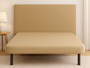base tapizada 3D beige colocada en dormitorio moderno con cabecero liso